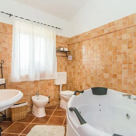 Peaceful In Vodnjan With Swimming Pool And Jacuzzi וילה *